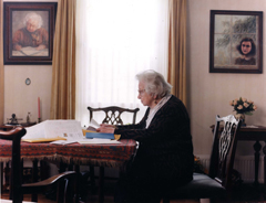 Miep Gies thuis lezend aan tafel, juni 2001. Foto: Bettina Flitner.