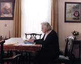 Miep Gies leest de binnengekomen brieven, juni 2001. Foto: Bettina Flitner.